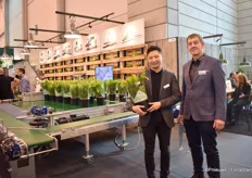Lun Li of Mayer and Hans Lüttmann of Klarmann standing in front of the PT 5000 buffer table. They were presenting the upgraded version at the show.